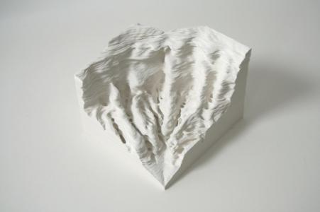 安部典子「A piece of Flat Globe Vol. 8」、2009年、Cut on Yupo, glue、11.5 x 15.5 x 17 cm 