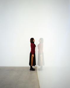 嵯峨篤「cube on white/white on cube（部分）」、2005、500 x 546 x 833 cm、壁（4面）／EPパテ（薄付け用）、EP塗装（白）、金沢21世紀美術館展示風景、撮影：斎城卓