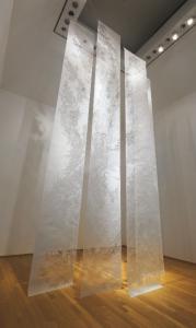 「waterfall」、2007、ダブルトレーシングペーパー、h.660 x w.350 x d.65 cm 