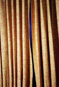 Untitled (Curtains, Slit, Norman Petty Studio, New Mexico)、2004年、ピグメント・プリント、71.1 x 55.9 cm、© Eggleston Artistic Trust. Courtesy Cheim & Read, New York