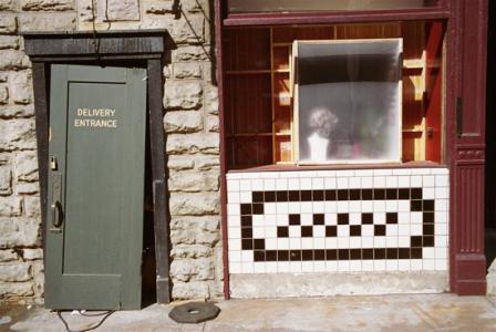 Untitled (Door, White and black tile, Paramount lot), 2000, Pigment print, 55.9 x 71.1 cm, © Eggleston Artistic Trust. Courtesy Cheim & Read, New York 