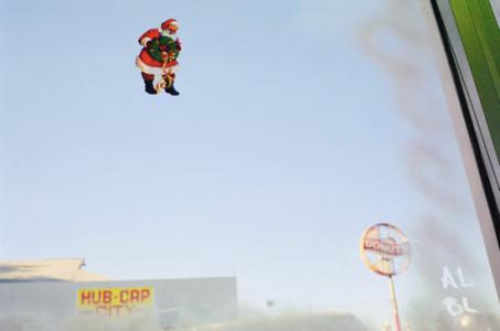 Untitled (Santa Claus on window, Memphis)、2004年、ピグメント・プリント、55.9 x 71.1 cm、© Eggleston Artistic Trust. Courtesy Cheim & Read, New York