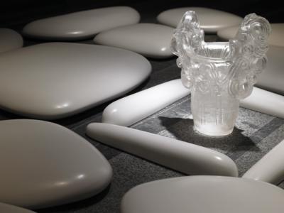 "Flat Stone", 2007, Ceramic, acrylic, installation size 487.5 x 314.6 x 8.8 cm, Photo by Richard Learoyd 