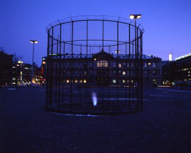 "Tries", 1995, 700×500cm、Exhibitions View in Helsinki, materials: fire, aire, sun, terra and iron