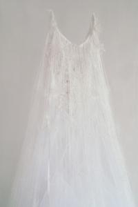 「untitled -brides-」、2012年、サイズ可変、ウェディングドレス