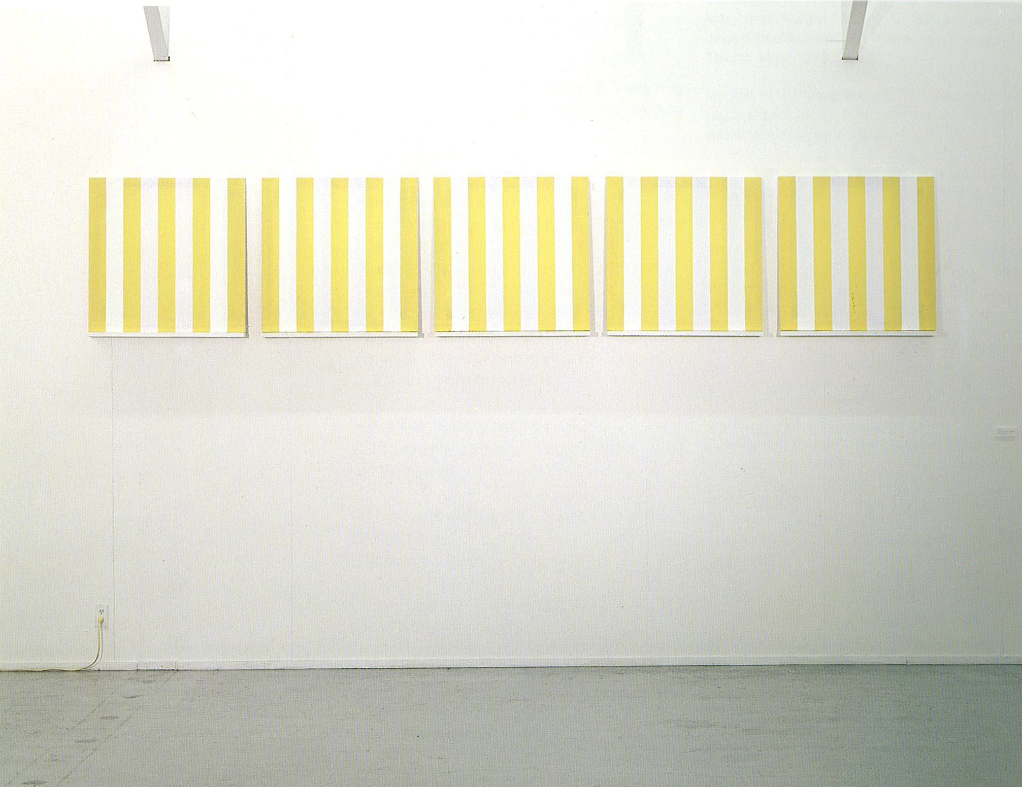 Daniel Buren‘5 Elements’ Tissu blanc et jauneLes deux bandes extremes blanches recouvertes de peinture acrylique blanche1989, White and yellow cloths and acrylic on canvas300 × 1350 cm (installation size) 78 × 78 cm × 5 pieces