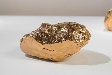 《Untitled》2015, Ceramic glaze over volcanic rock, 25.4 x 27.9 x 15 (cm)　photo by Nobutada Omote