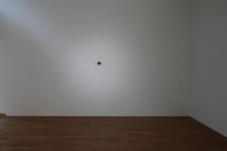 《Untitled》2019年、ブロンズ、4 x 9 x 22 (cm)、Edition 2/5　撮影: 表恒匡