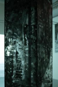 Enzo Mianes "Catharsis", (detail), 2019, plexiglass, wax, soot, metal, 265 x 20 x 20 (cm)　photo by Nobutada Omote