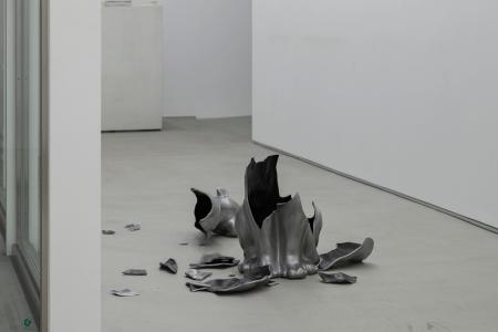 He Xiangyu "Types of Panther", 2019, acrylic, aluminum, wax, 116× 109× 45(cm), overall dimensions variable　photo by Nobutada Omote