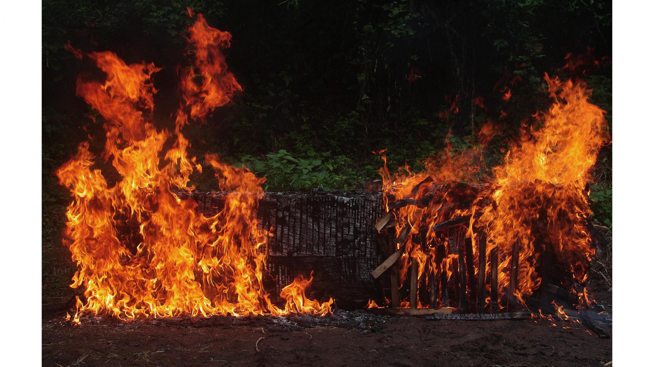 Toshikatsu Endo “Allegory V － Lead Coffin II" 2017, wood, lead, steel, (fire), 75×317×67 cm 