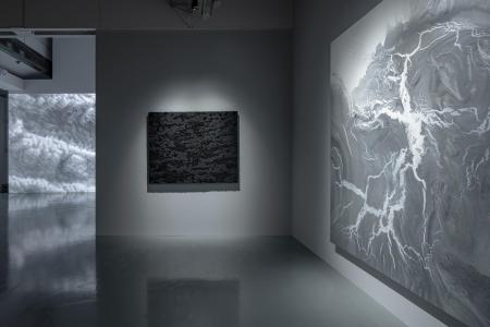 Kohei Nawa "TORNSCAPE" 2021, SCAI THE BATHHOUSE, photo by Nobutada Omote