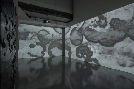 Kohei Nawa "TORNSCAPE" 2021, SCAI THE BATHHOUSE, photo by Nobutada Omote