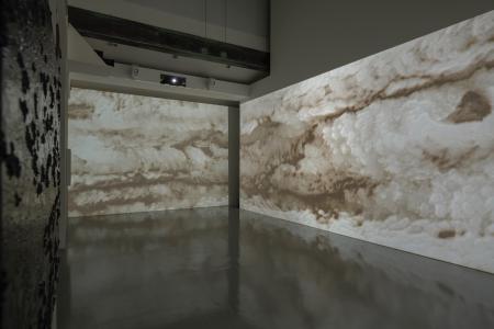 Kohei Nawa "TORNSCAPE" 2021, SCAI THE BATHHOUSE, photo by Nobutada Omote