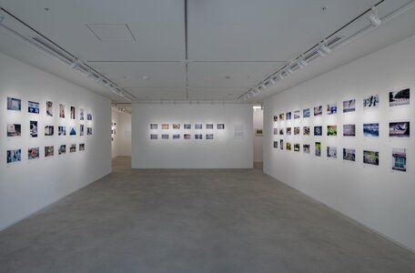 赤瀬川原平写真展「日常に散らばった芸術の微粒子」Selected by 伊藤存・風間サチコ・鈴木康広・中村裕太・蓮沼執太・毛利悠子、2023年、SCAI PIRAMIDE、撮影: 表恒匡