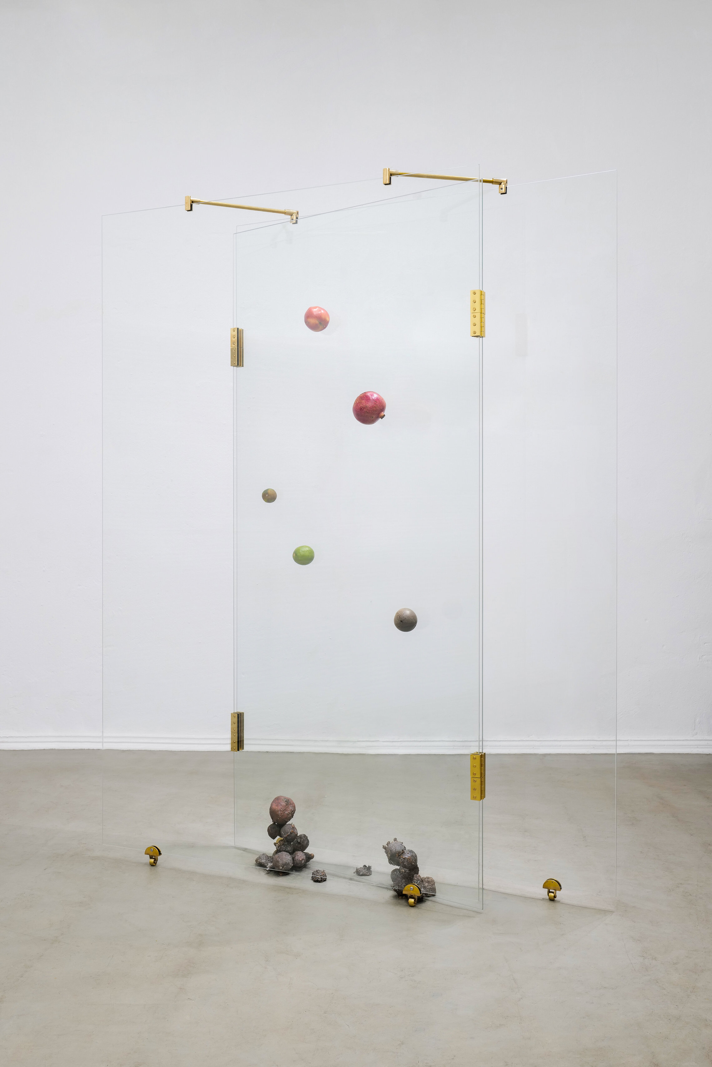 Reijiro Wada, STILL LIFE, 2024Tempered Glass, brass, bronze, fruitsh.200 x w.150 x d.30 cm