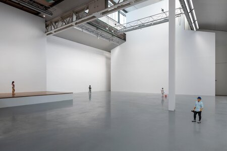 鈴木友昌 個展、2025年、 SCAI THE BATHHOUSE、撮影: 表恒匡