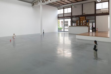 鈴木友昌 個展、2025年、 SCAI THE BATHHOUSE、撮影: 表恒匡